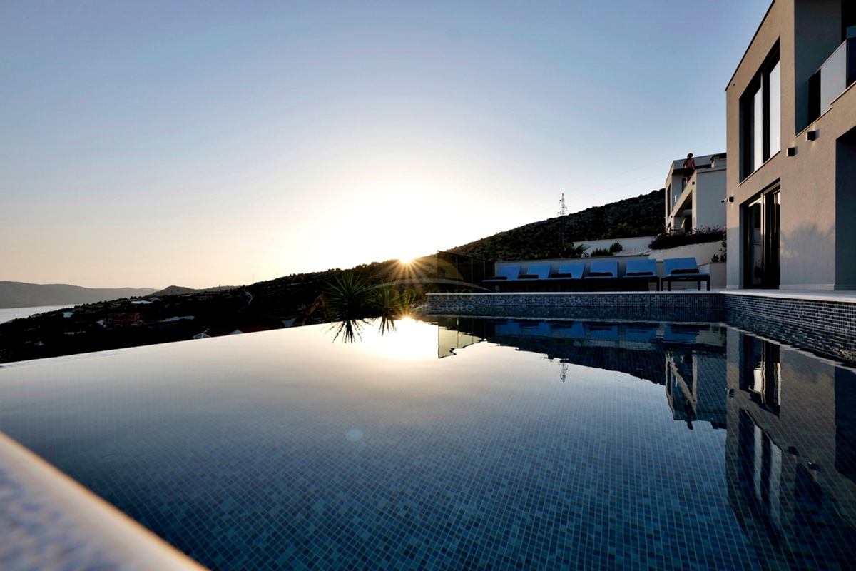 Villa esclusiva a Seget Gornji in un ambiente tranquillo e silenzioso con una splendida vista panoramica